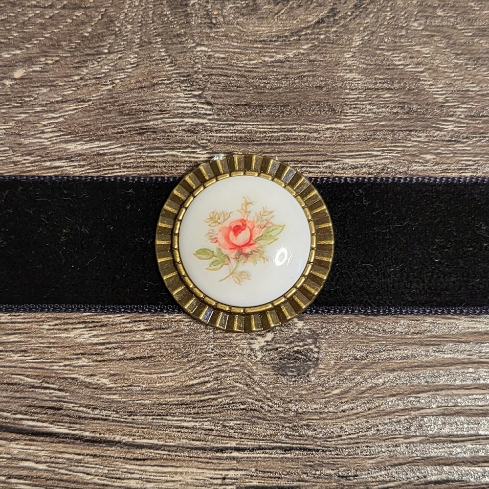 VELVET MUSE Cabbage Rose Cameo Choker - Black